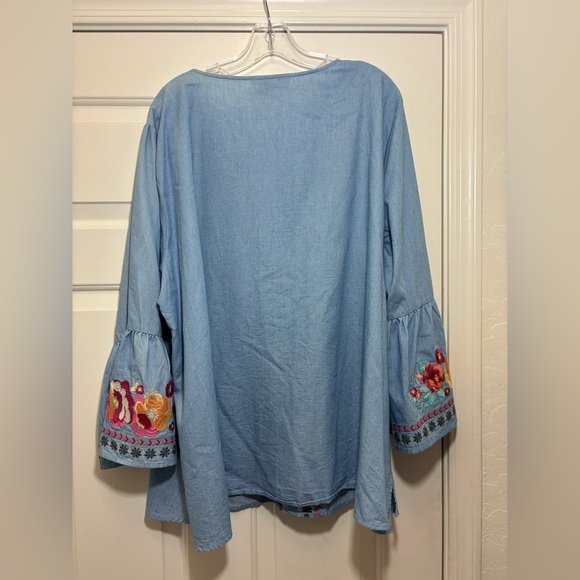 Savanna Jane Women's Chambray Floral Embroidered Bell Sleeve Blouse 3X - Picture 3 of 7